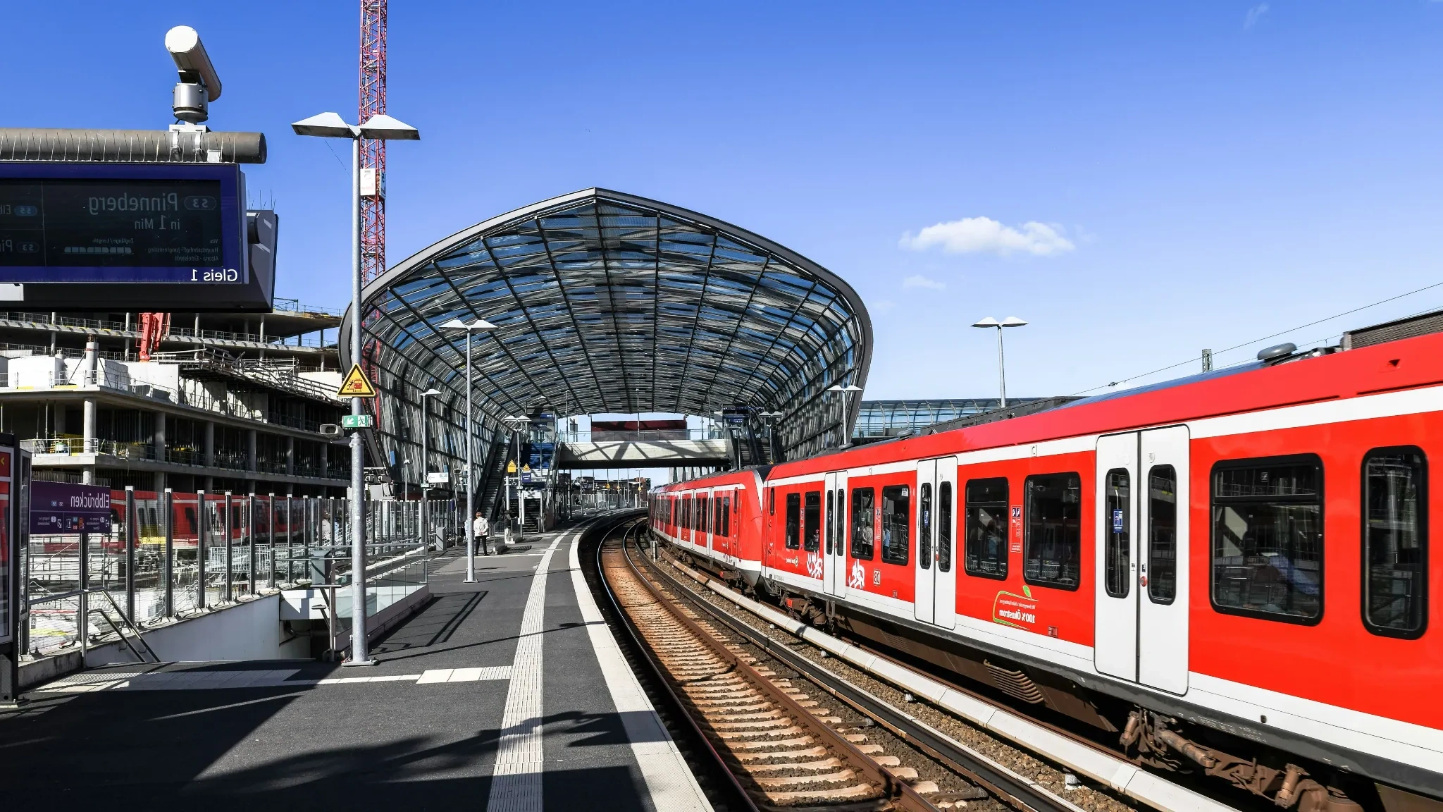 Modernt tåg som anländer till en stationsplattform