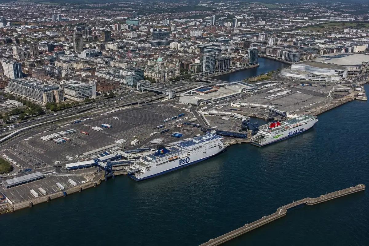 Färjeresa och hamninformation för Cairnryan–Belfast
