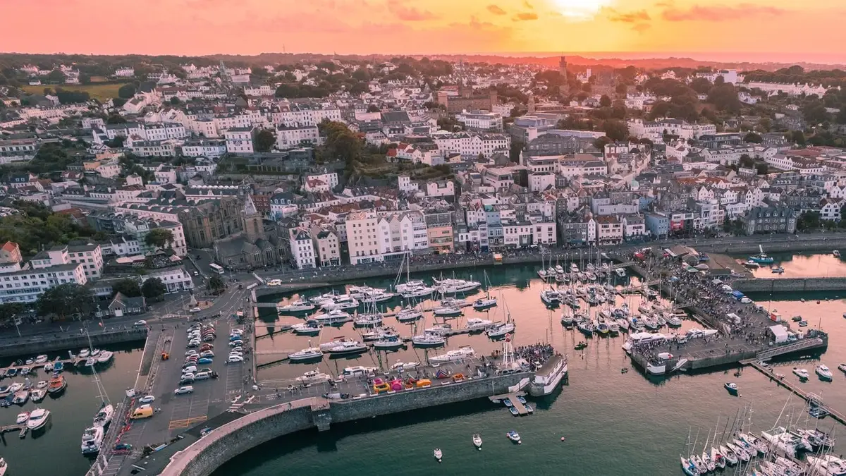 Färjeresa och hamninformation för Jersey–Guernsey