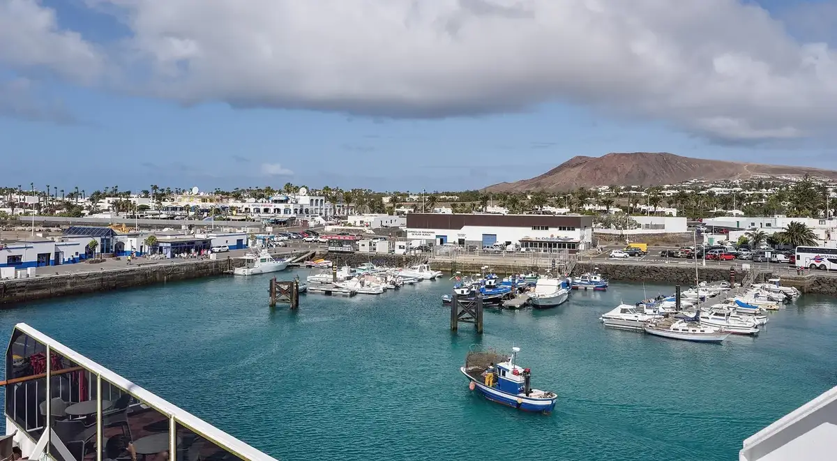 Färjeresa och hamninformation för Corralejo–Playa Blanca