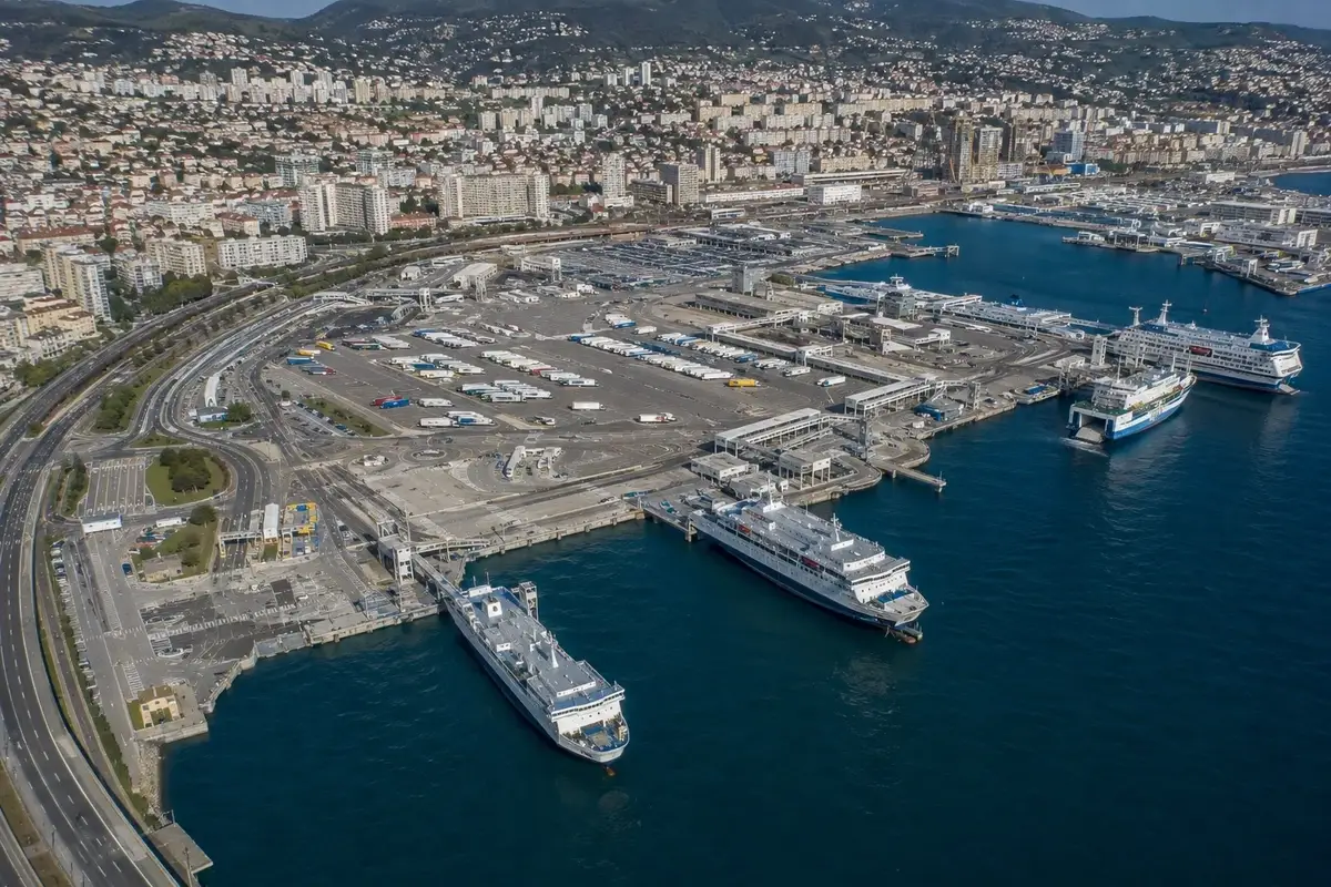 Färjeresa och hamninformation för Toulon–Ajaccio